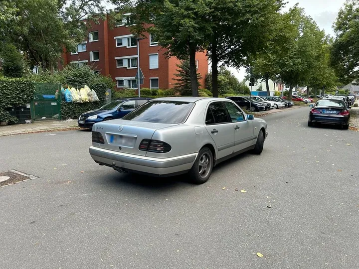 Mercedes-Benz E 220