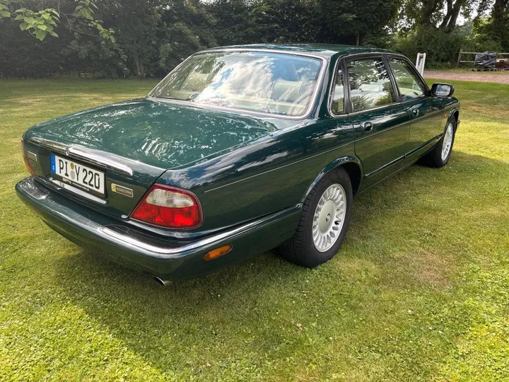 Jaguar XJ8
