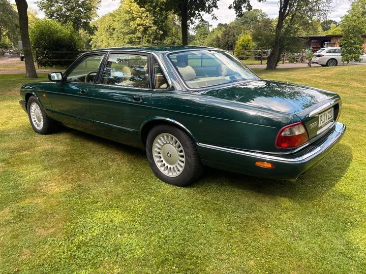 Jaguar XJ8