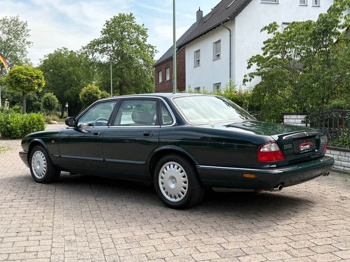 Jaguar XJ8