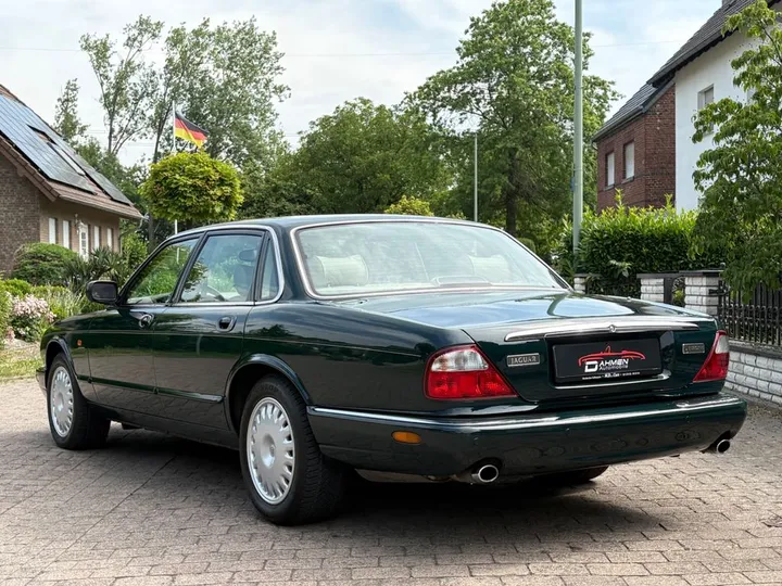 Jaguar XJ8