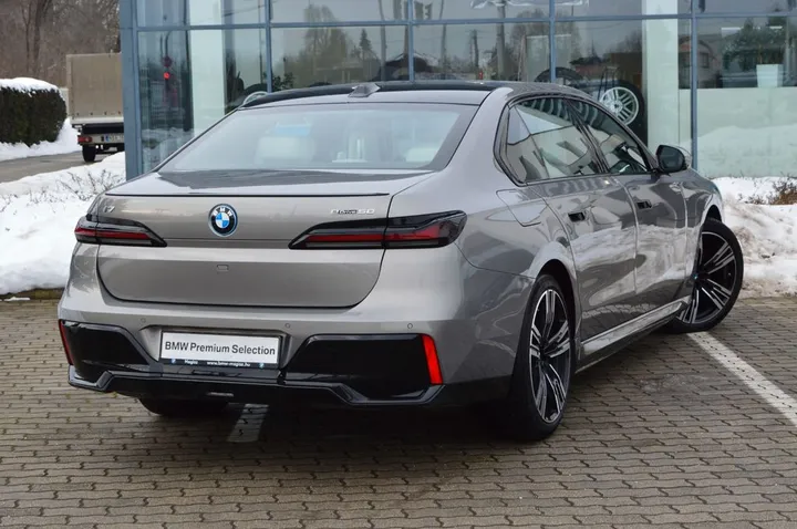 BMW i7