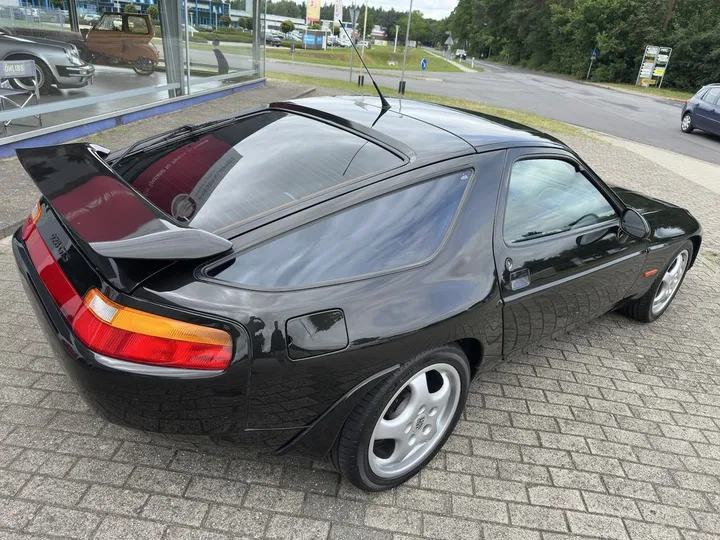 Porsche 928