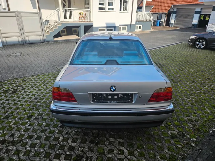 BMW 728