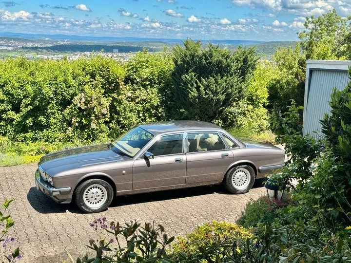 Jaguar XJ40