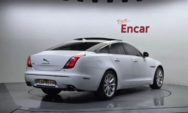 Jaguar XJ