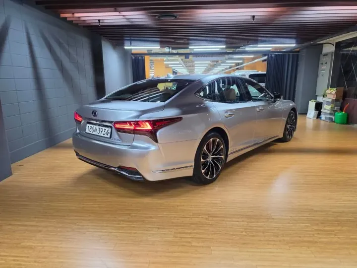 Lexus LS