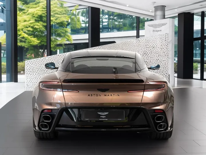 Aston Martin DB12
