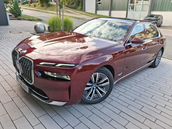 BMW i7