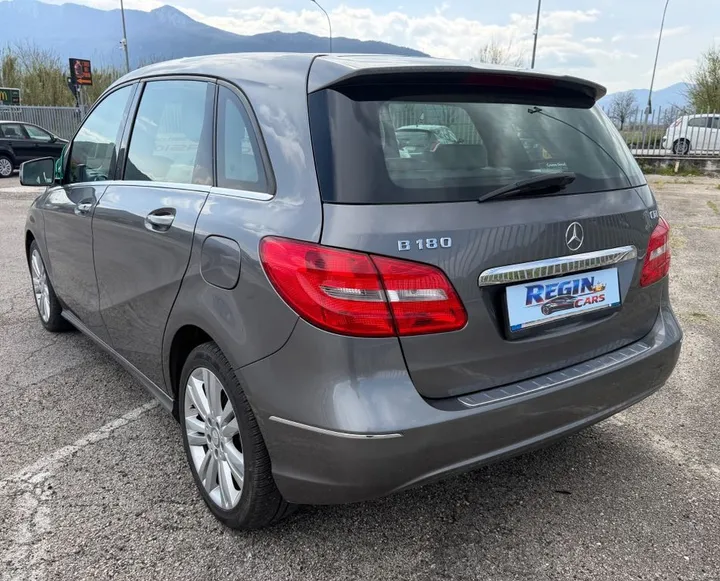 Mercedes-Benz B 180