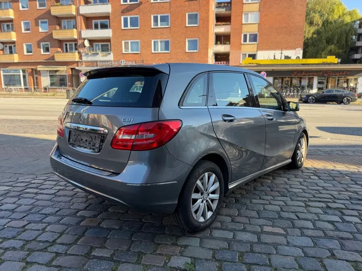 Mercedes-Benz B 180