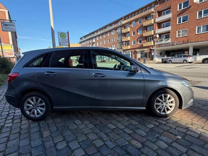 Mercedes-Benz B 180