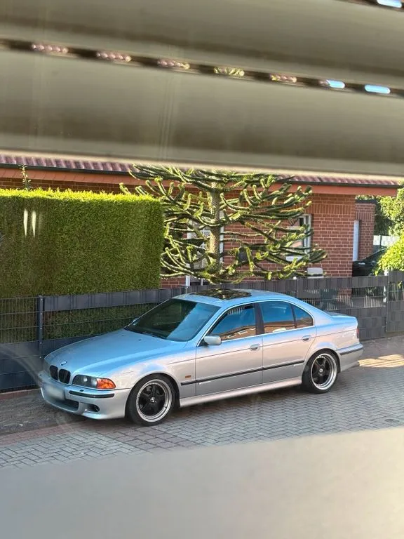 BMW 523