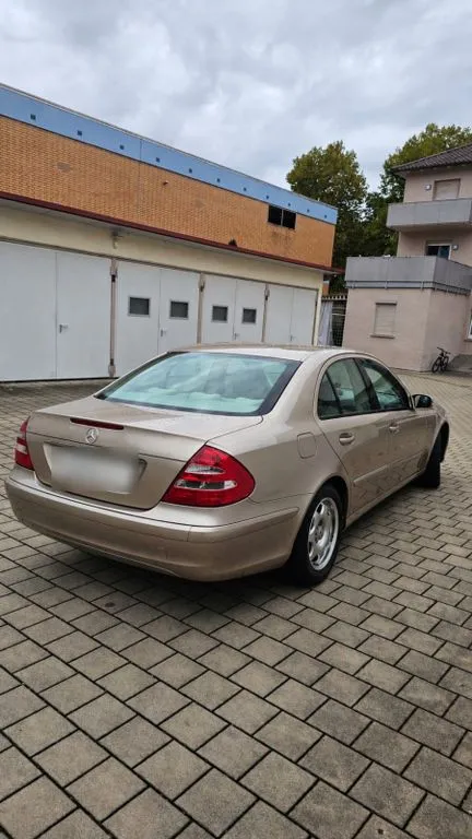 Mercedes-Benz E 240