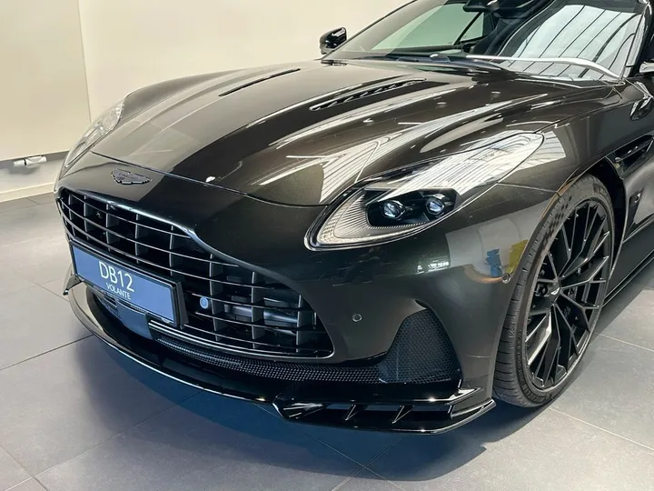 Aston Martin DB12