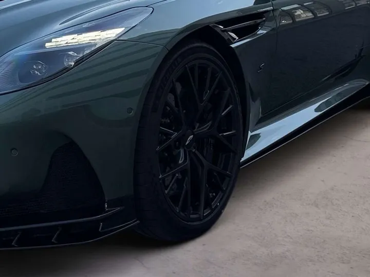 Aston Martin DB12