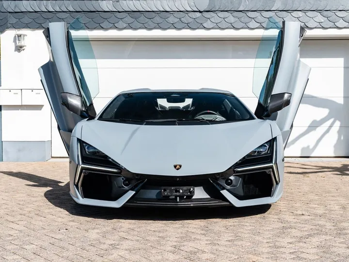 Lamborghini Revuelto