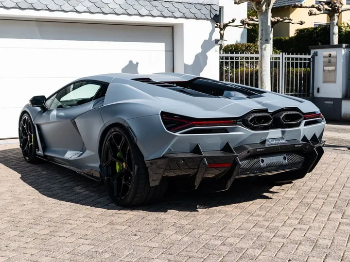 Lamborghini Revuelto