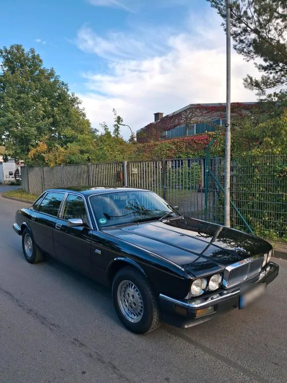 Jaguar XJ40