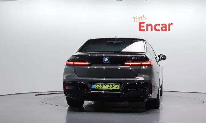 BMW i7