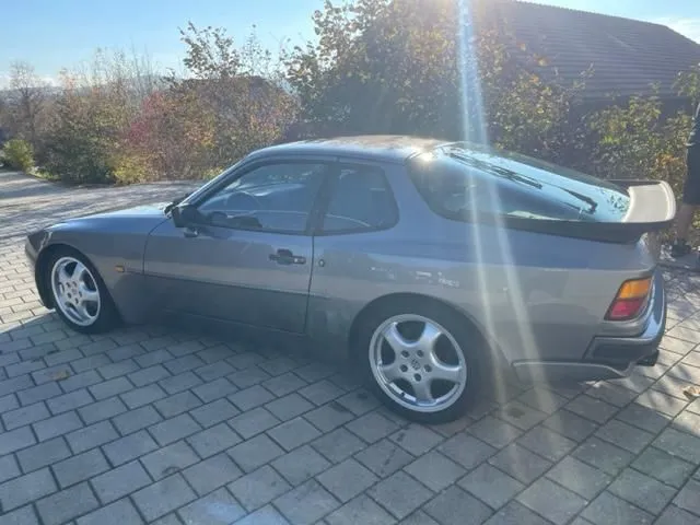 Porsche 944