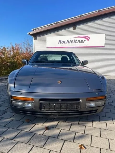 Porsche 944