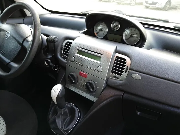 Lancia Ypsilon