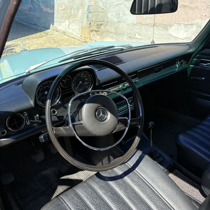 Mercedes-Benz 220