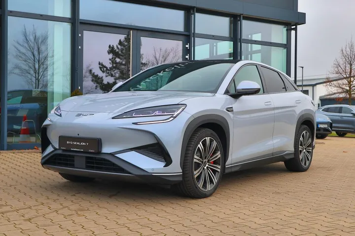BYD SEALION 7