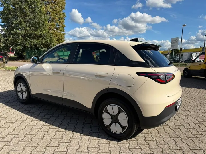 Geely E2