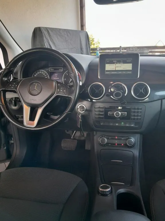 Mercedes-Benz B 220
