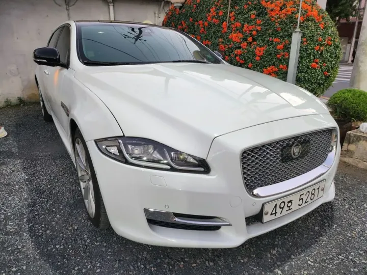 Jaguar XJ