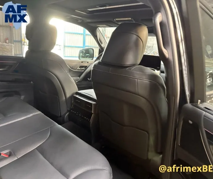 Lexus LX 700