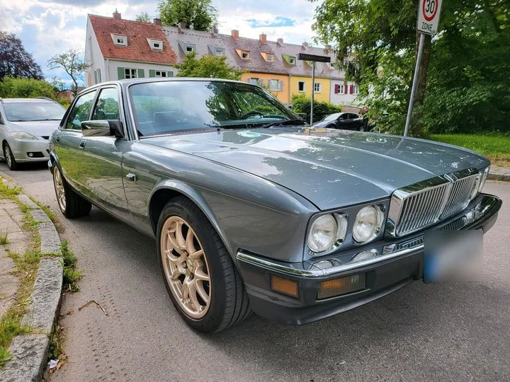 Jaguar XJ40