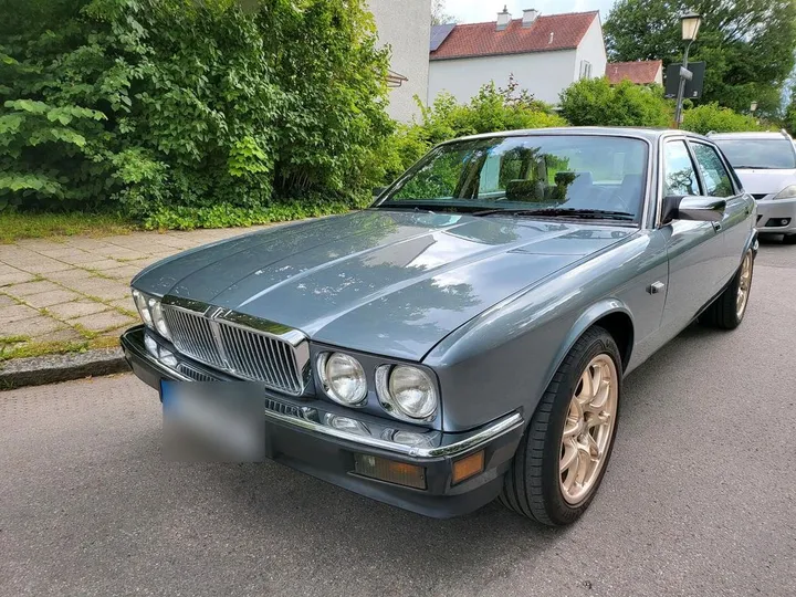 Jaguar XJ40