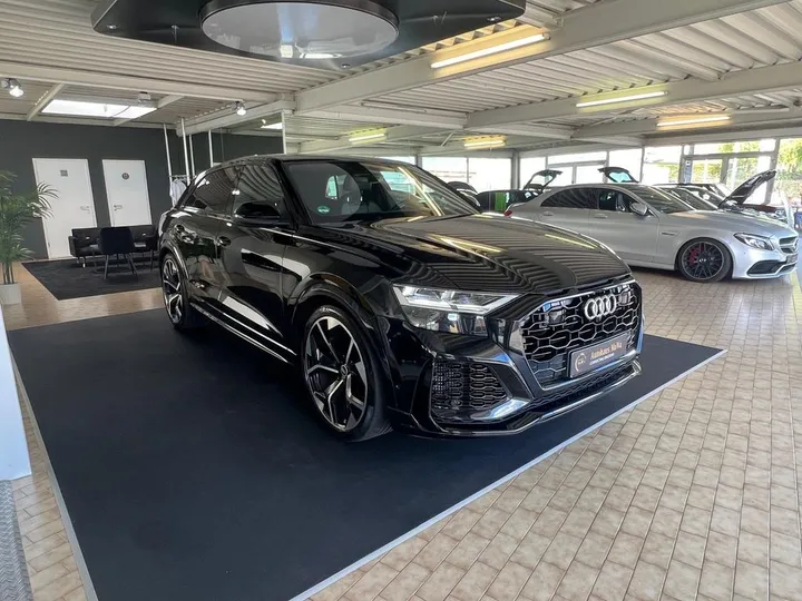 Audi RSQ8