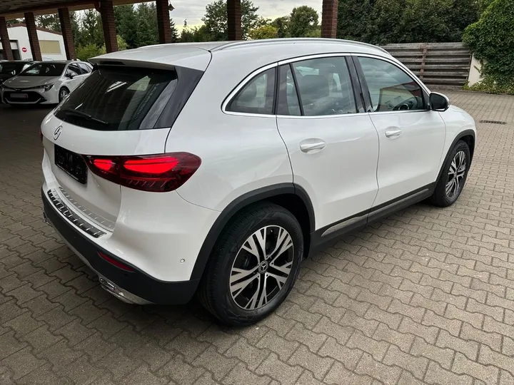 Mercedes-Benz GLA 220