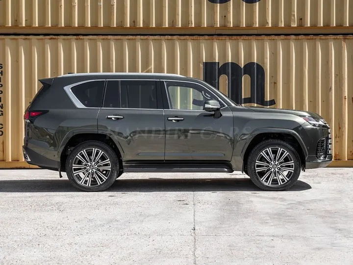 Lexus LX 700