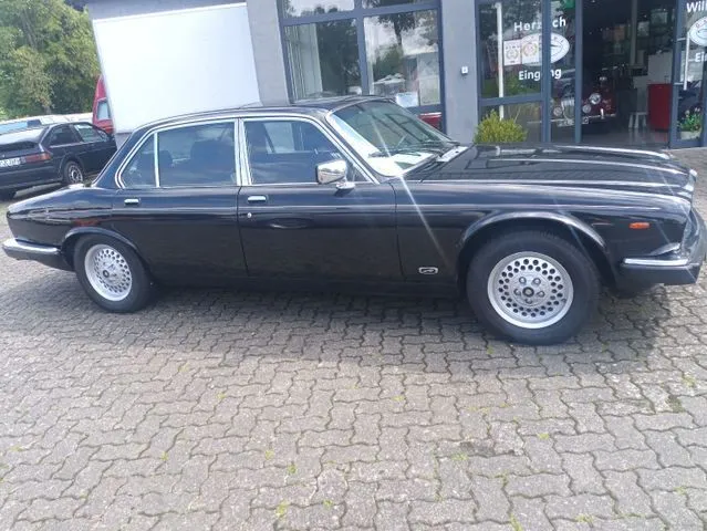 Jaguar XJ12