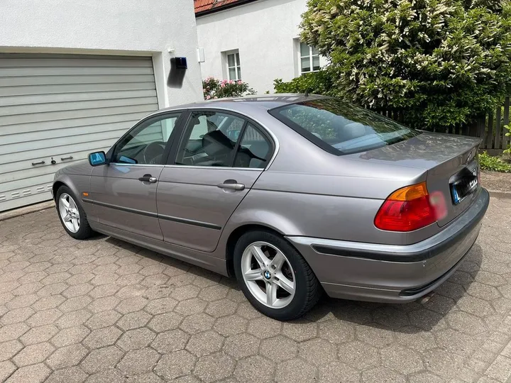 BMW 323