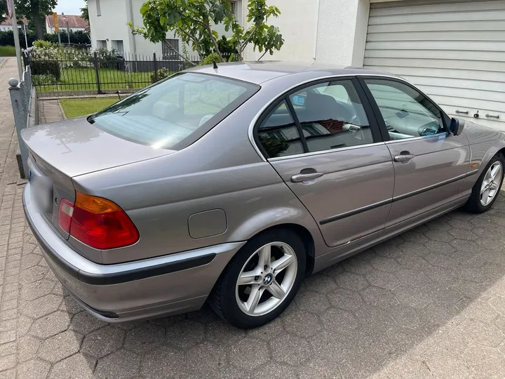 BMW 323