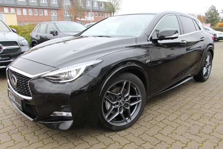 Infiniti Q30
