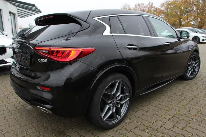 Infiniti Q30