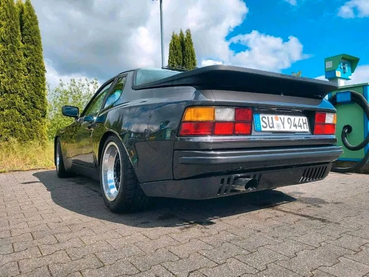 Porsche 944