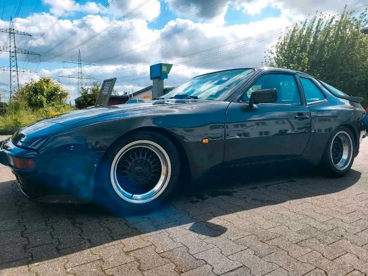 Porsche 944