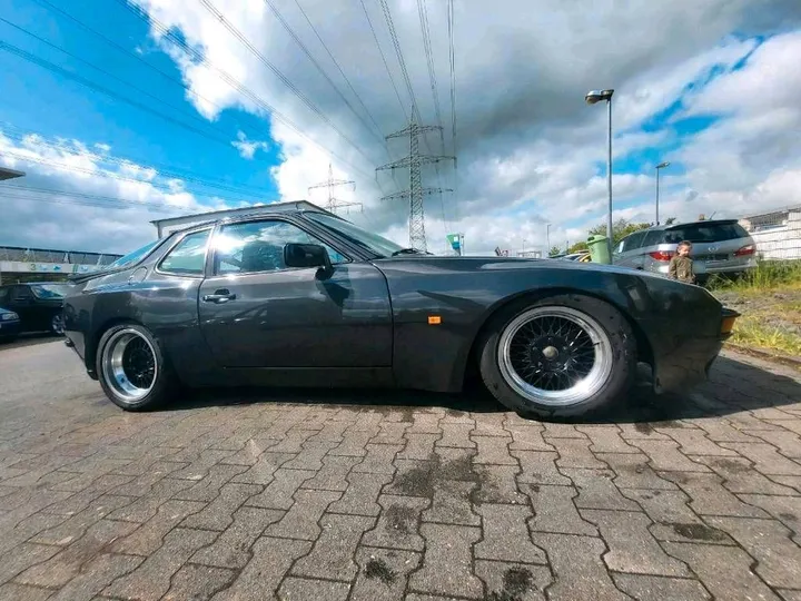 Porsche 944