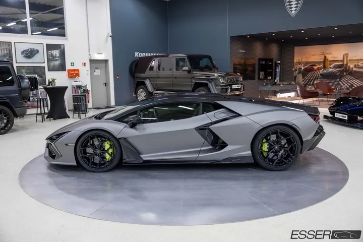 Lamborghini Revuelto