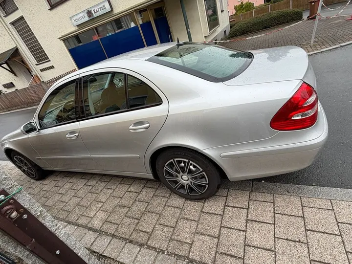 Mercedes-Benz E 240