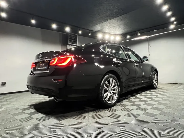 Infiniti Q70