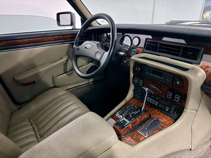 Jaguar XJ12
